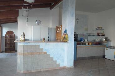 پانسیون Room In Bb   Spacious Triple Room A Stones Throw From The Sea