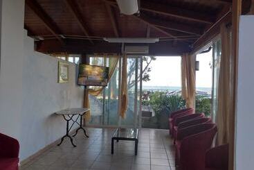 پانسیون Room In Bb   Spacious Triple Room A Stones Throw From The Sea
