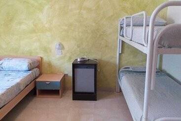 پانسیون Room In Bb   Spacious Triple Room A Stones Throw From The Sea