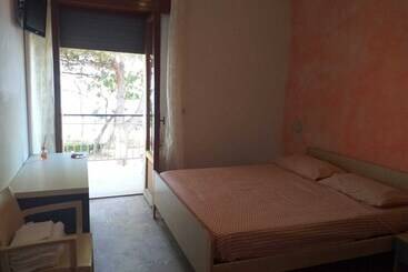 پانسیون Room In Bb Spacious Triple Room A Stones Throw From The Sea