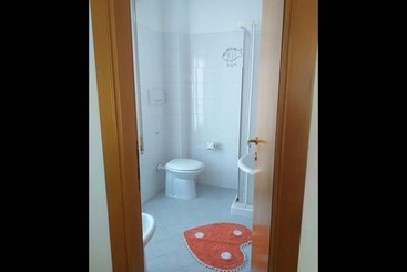 پانسیون Room In Bb   Spacious Triple Room A Stones Throw From The Sea