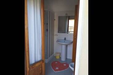 پانسیون Room In Bb   Spacious Triple Room A Stones Throw From The Sea