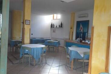 پانسیون Room In Bb   Spacious Triple Room A Stones Throw From The Sea