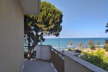 پانسیون Room In Bb   Spacious Triple Room A Stones Throw From The Sea