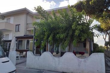 بنسيون Room In Bb   Spacious Double Room A Stones Throw From The Sea
