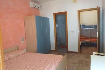 پانسیون Room In Bb   Spacious Triple Room A Stones Throw From The Sea