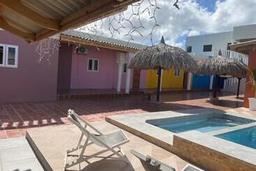 استراحتگاه Curasita Colour Appartments