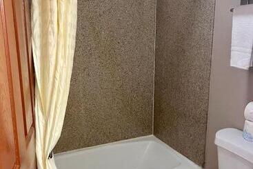 هتل Airport Inn & Suites