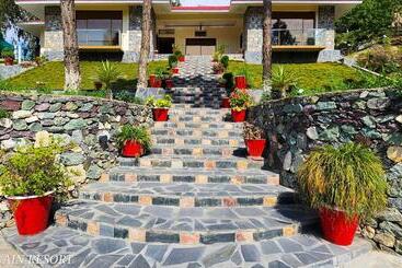 هتل Husnain Resort By Saud Khan