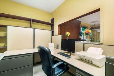 هتل Suburban Studios Buffalo Airport