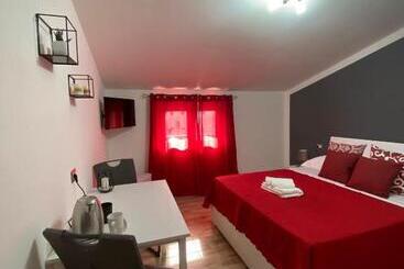 پانسیون Cadoni Guest House