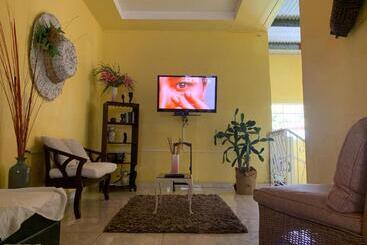 پانسیون Hostal Familiar Villa Nome