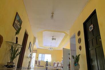 پانسیون Hostal Familiar Villa Nome