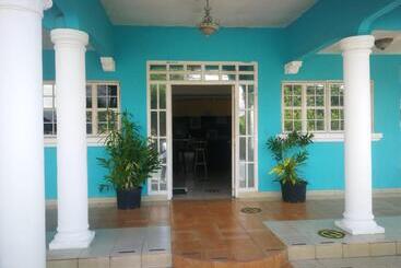 پانسیون Hostal Familiar Villa Nome