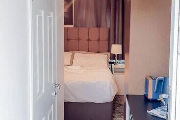 پانسیون Room In Guest Room   Newly Built Private Ensuite In Dudley Westmidlands
