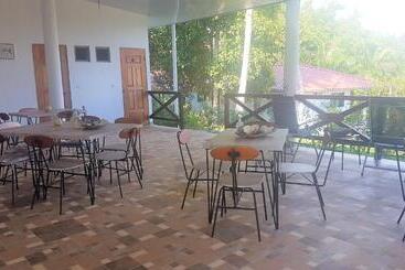 تختخواب و صبحانه Magic Mountain Lodge