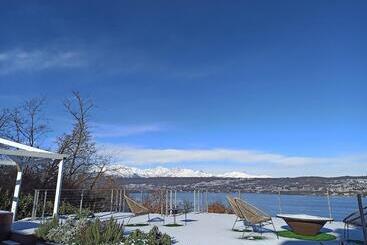 تختخواب و صبحانه The Lake House