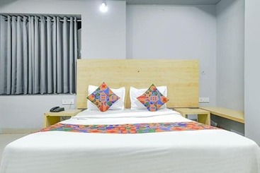 هتل Townhouse 81349 Townhouse Friends Inn