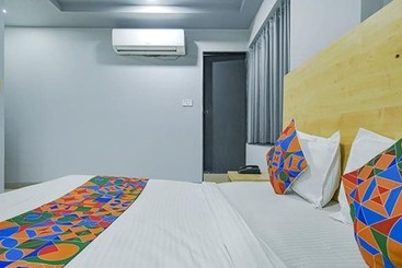 هتل Townhouse 81349 Townhouse Friends Inn