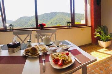 هتل Cottage Chalet And Tours