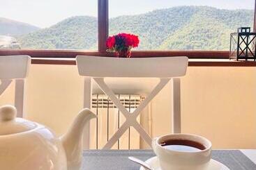 هتل Cottage Chalet And Tours