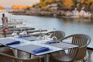 هتل Hostal Xuroy