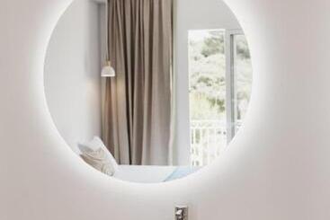 هتل Hostal Xuroy