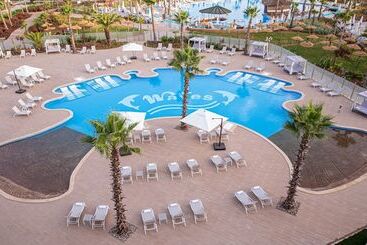 هتل Waves Aqua Resort