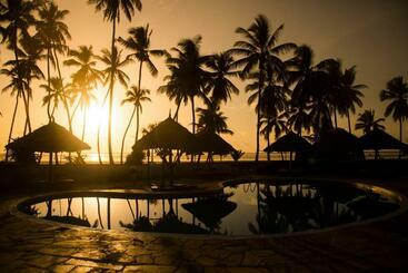 استراحتگاه Antonio Beach Tree House Hotel & Spa