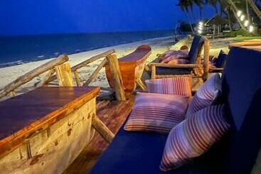 استراحتگاه Antonio Beach Tree House Hotel & Spa