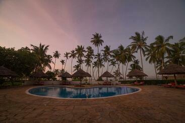 استراحتگاه Antonio Beach Tree House Hotel & Spa