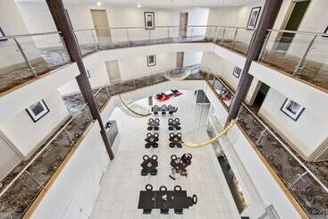 هتل Adina Serviced Apartments Canberra, Dickson