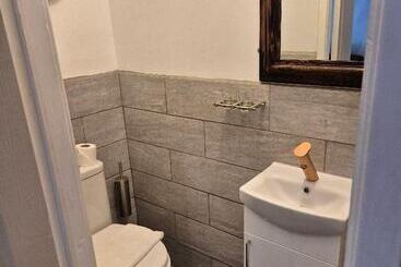 Alexander Hotel Fully Refurbished All Rooms En Suite