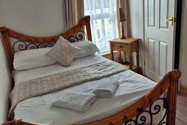 Alexander Hotel Fully Refurbished All Rooms En Suite