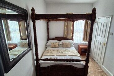 Alexander Hotel Fully Refurbished All Rooms En Suite