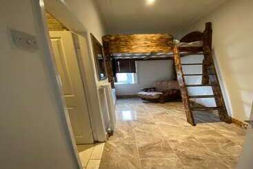 Alexander Hotel Fully Refurbished All Rooms En Suite