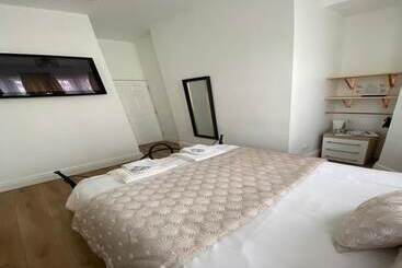 Alexander Hotel Fully Refurbished All Rooms En Suite