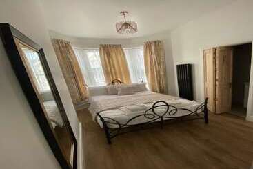 Alexander Hotel Fully Refurbished All Rooms En Suite