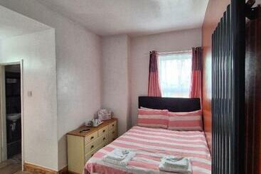 Alexander Hotel Fully Refurbished All Rooms En Suite