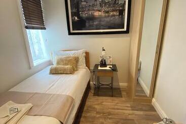 Alexander Hotel Fully Refurbished All Rooms En Suite