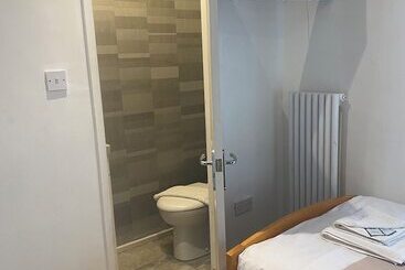 Alexander Hotel Fully Refurbished All Rooms En Suite
