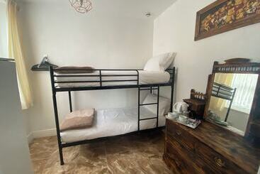 Alexander Hotel Fully Refurbished All Rooms En Suite