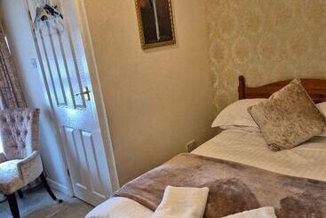 Alexander Hotel Fully Refurbished All Rooms En Suite
