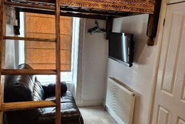 Alexander Hotel Fully Refurbished All Rooms En Suite