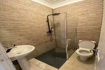 Alexander Hotel Fully Refurbished All Rooms En Suite