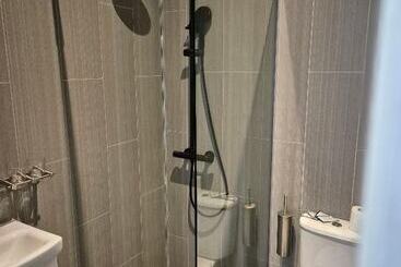 Alexander Hotel Fully Refurbished All Rooms En Suite