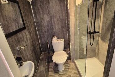 Alexander Hotel Fully Refurbished All Rooms En Suite