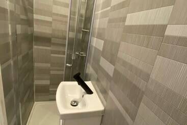 Alexander Hotel Fully Refurbished All Rooms En Suite