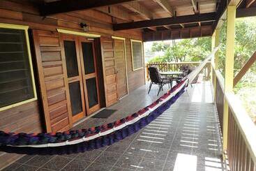 پانسیون Driftwood Gardens Guesthouse