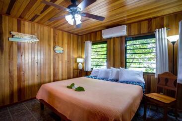 پانسیون Driftwood Gardens Guesthouse